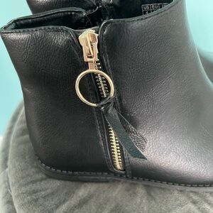 Girls Black ankle boots with zip, size 4, new with tags